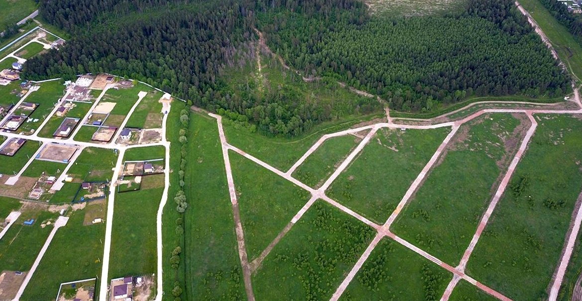 лес и размеченные участки с высоты