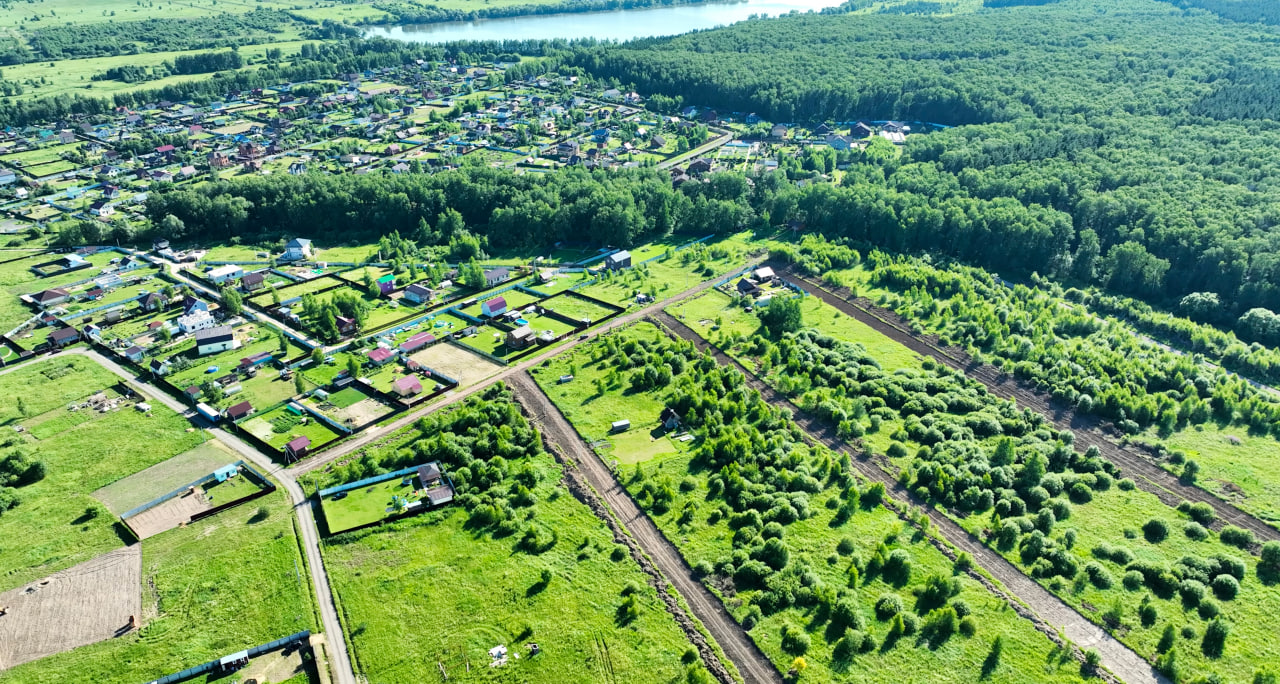 Улицы с дорогами в коттеджном поселке с домами у леса