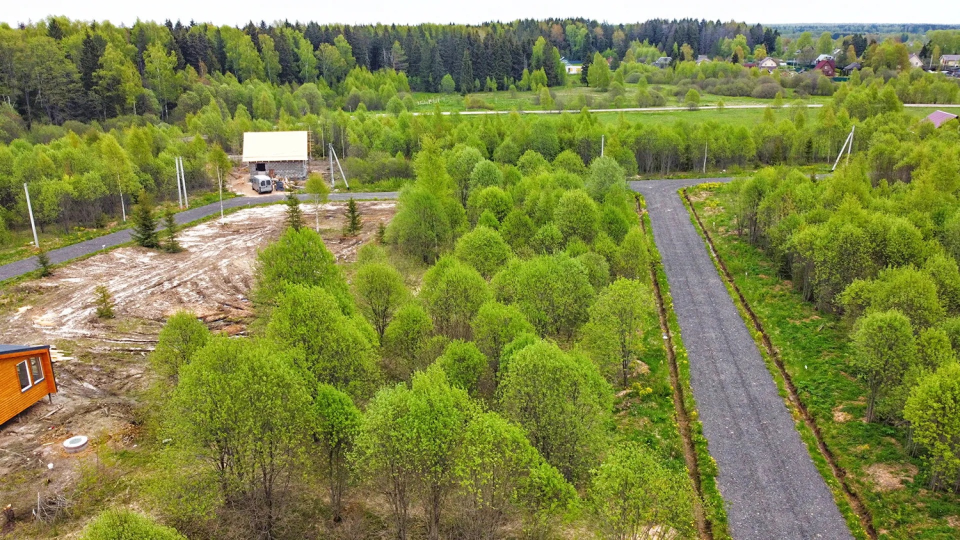 Поселочная дорога и участки