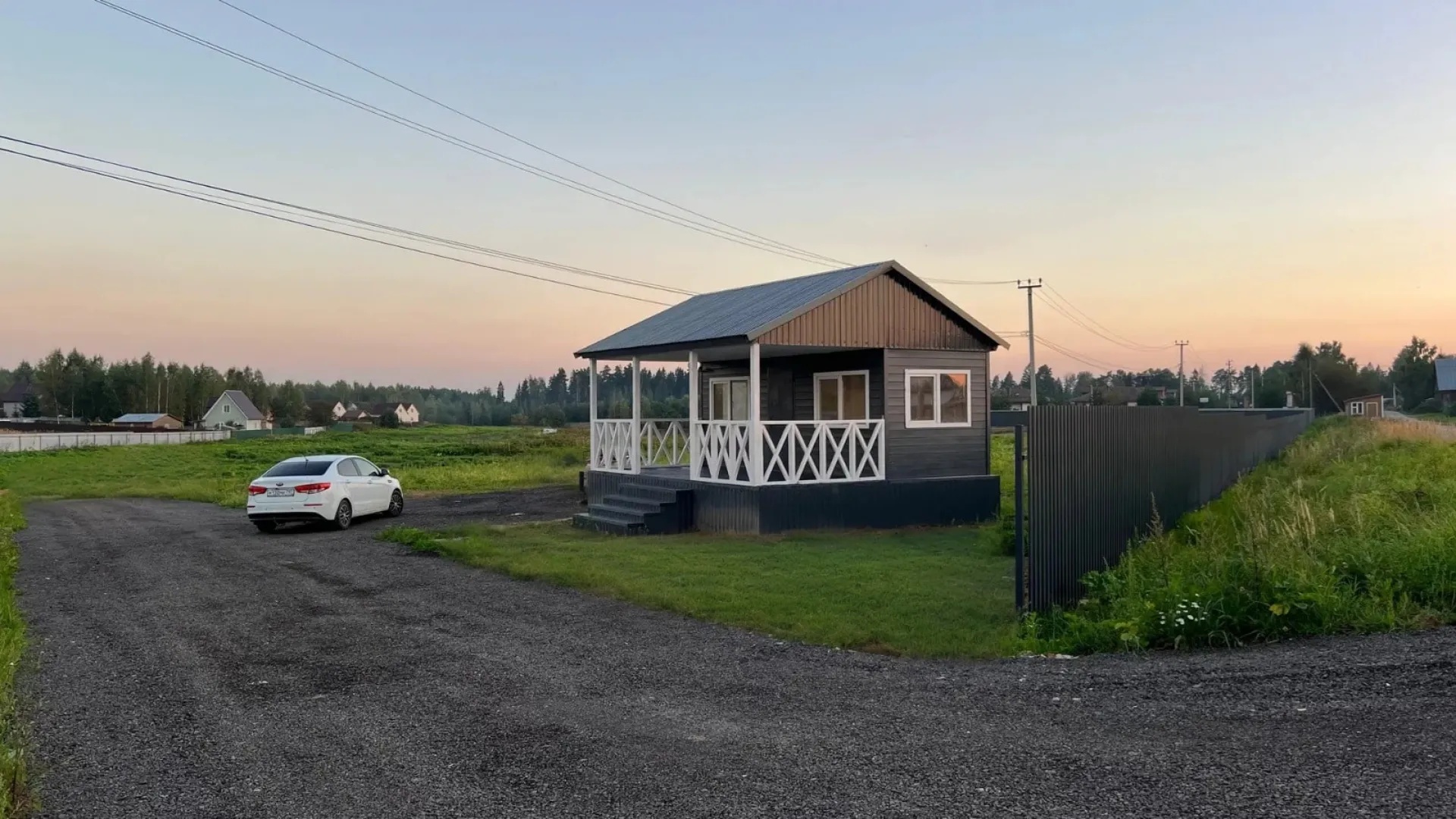 Поселочная дорога с домом