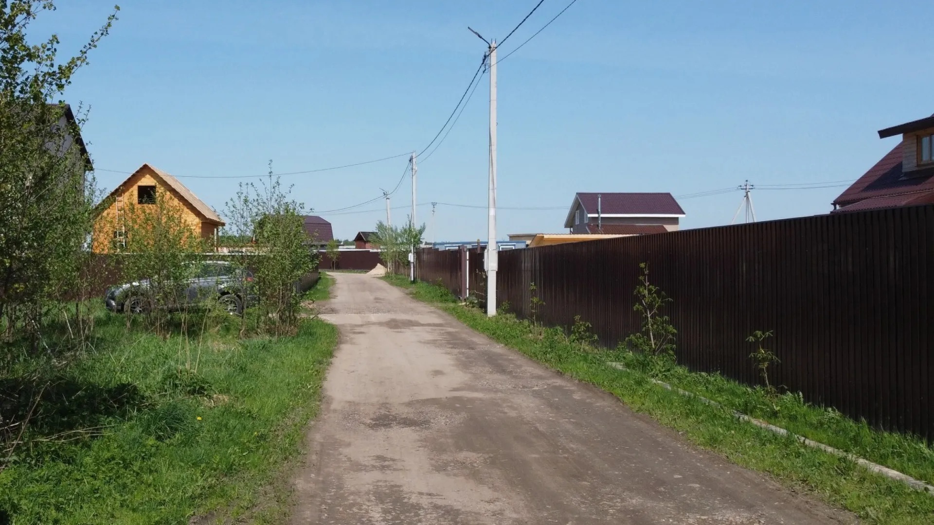 Поселочная дорога с участками