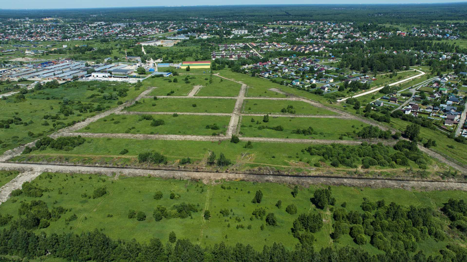 Участки с дорогами в поселке