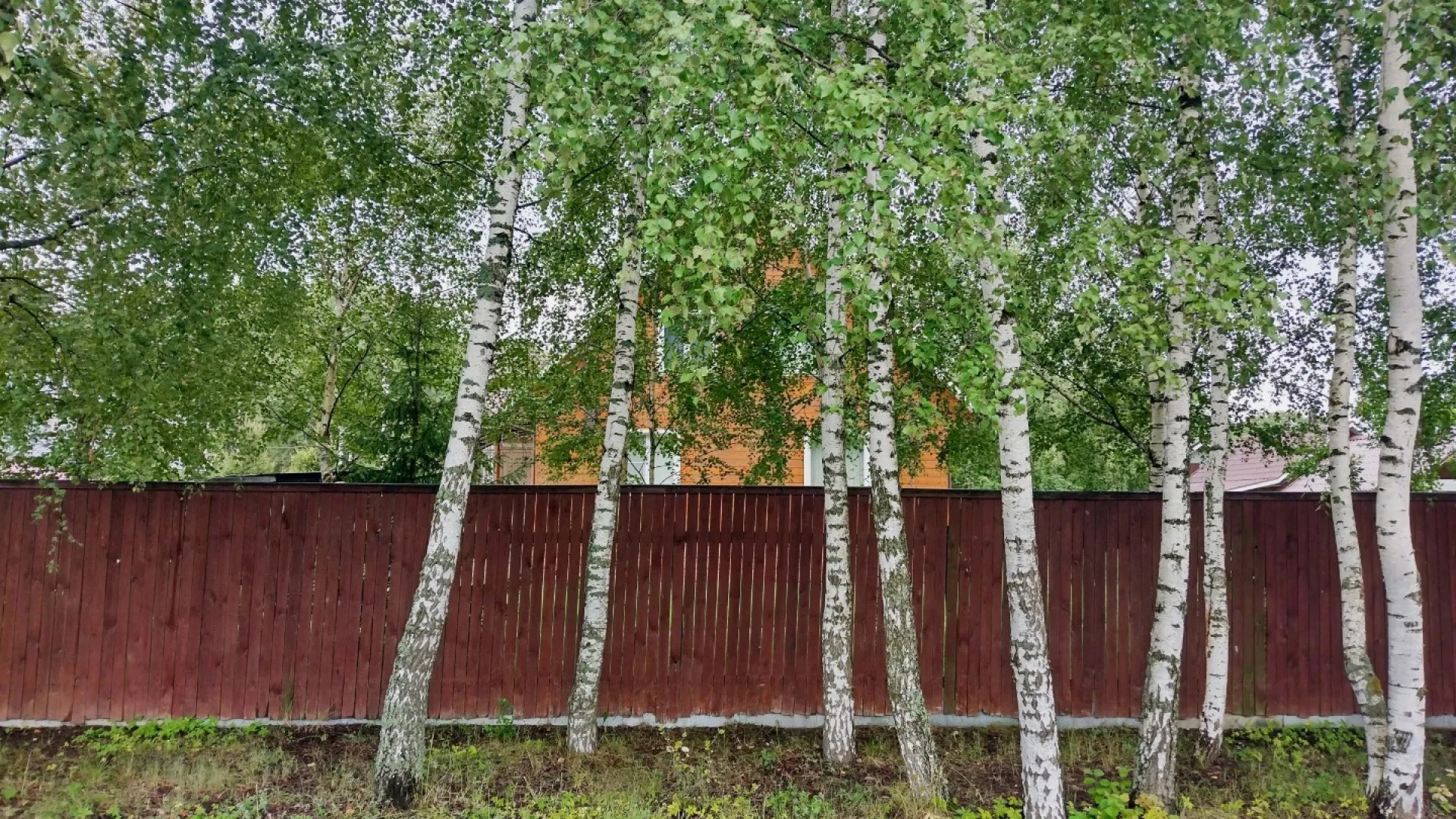 2-этажный дом с забором