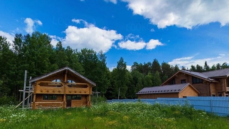 Линии электропередач среди поля