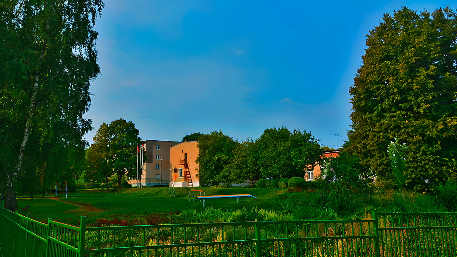 Школа и детский сад поблизости