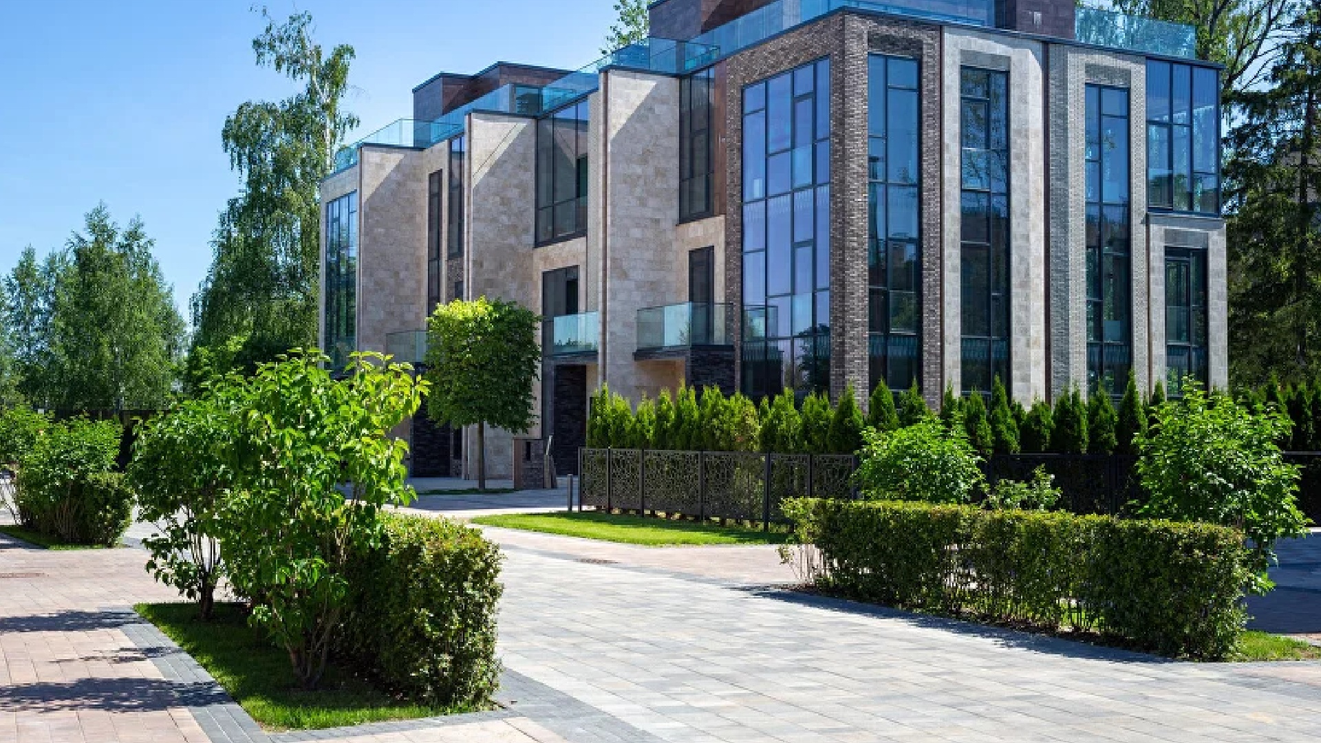 Ухоженная территория в коттеджном поселке