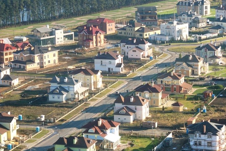 Разноцветные здания зимой