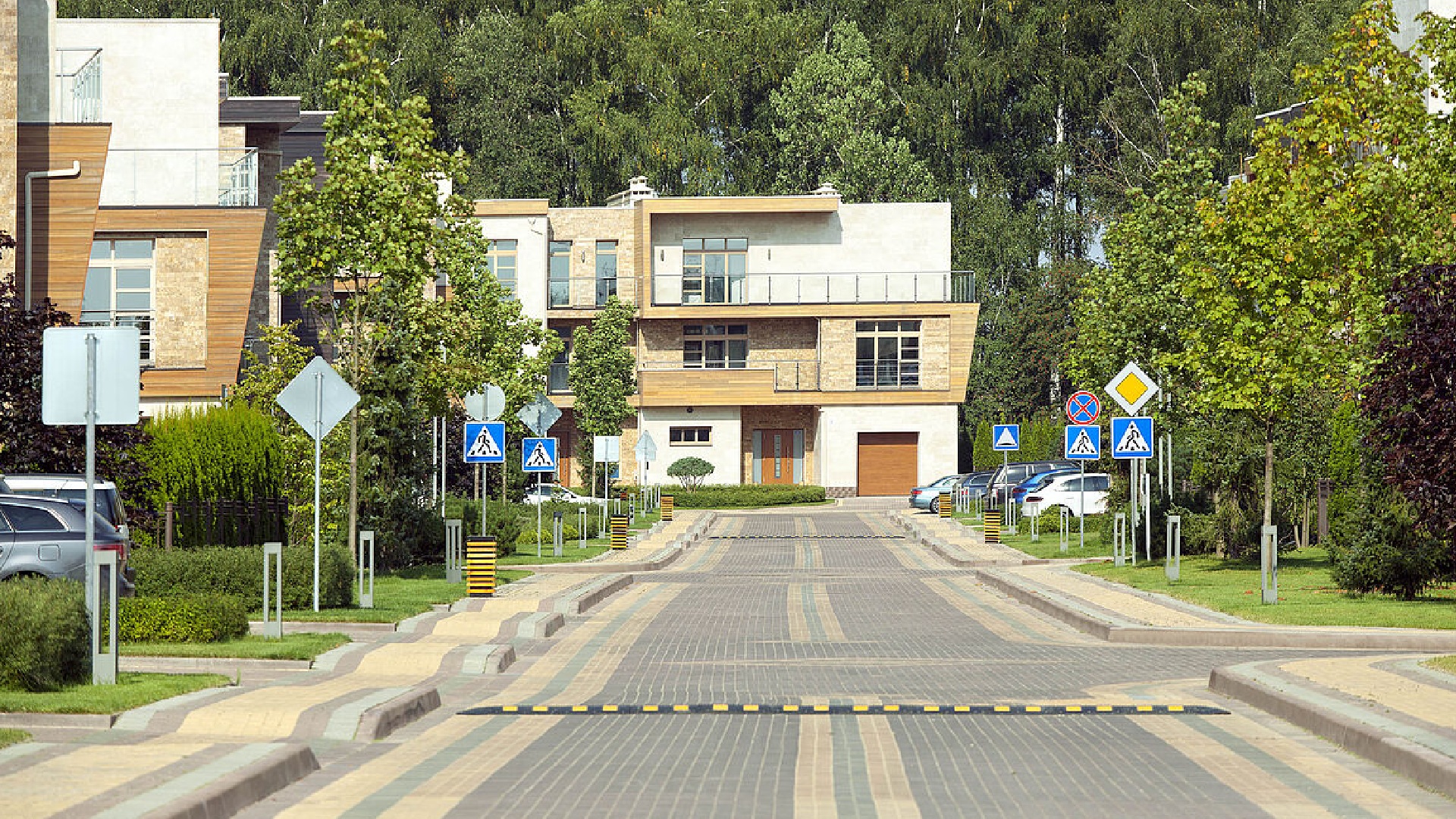 Дорога, выложенная плиткой в поселке