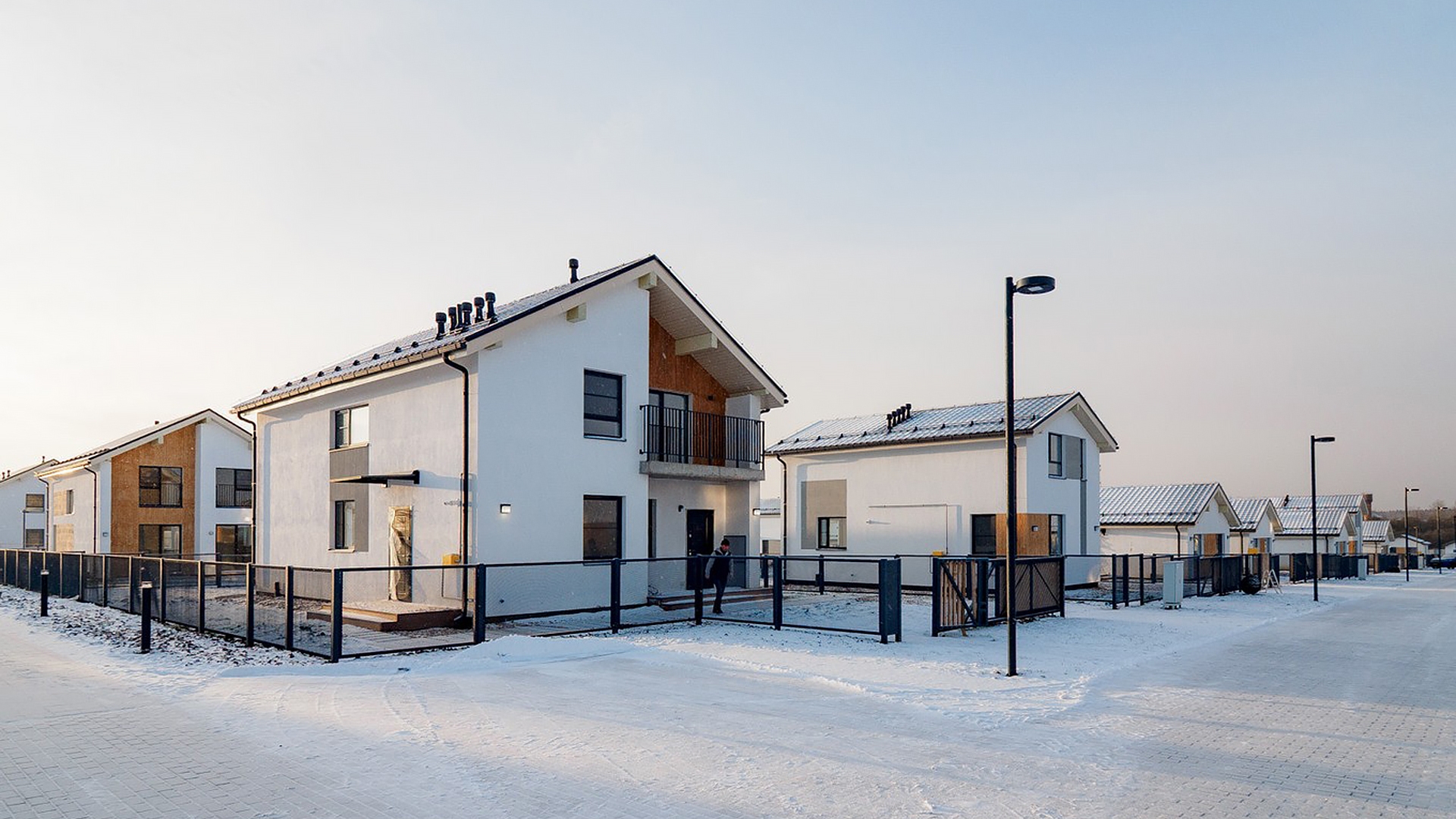 Дома в коттеджном поселке зимой