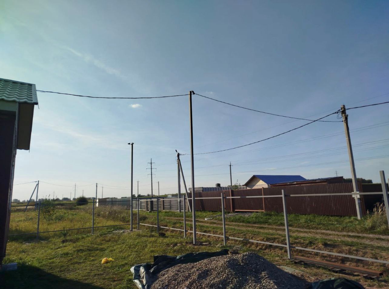 Улица со строящимися домами в коттеджном поселке