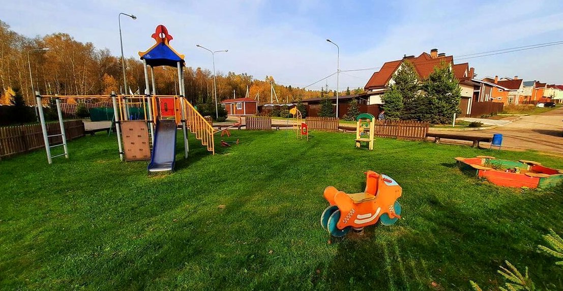Детская игровая площадка с горкой
