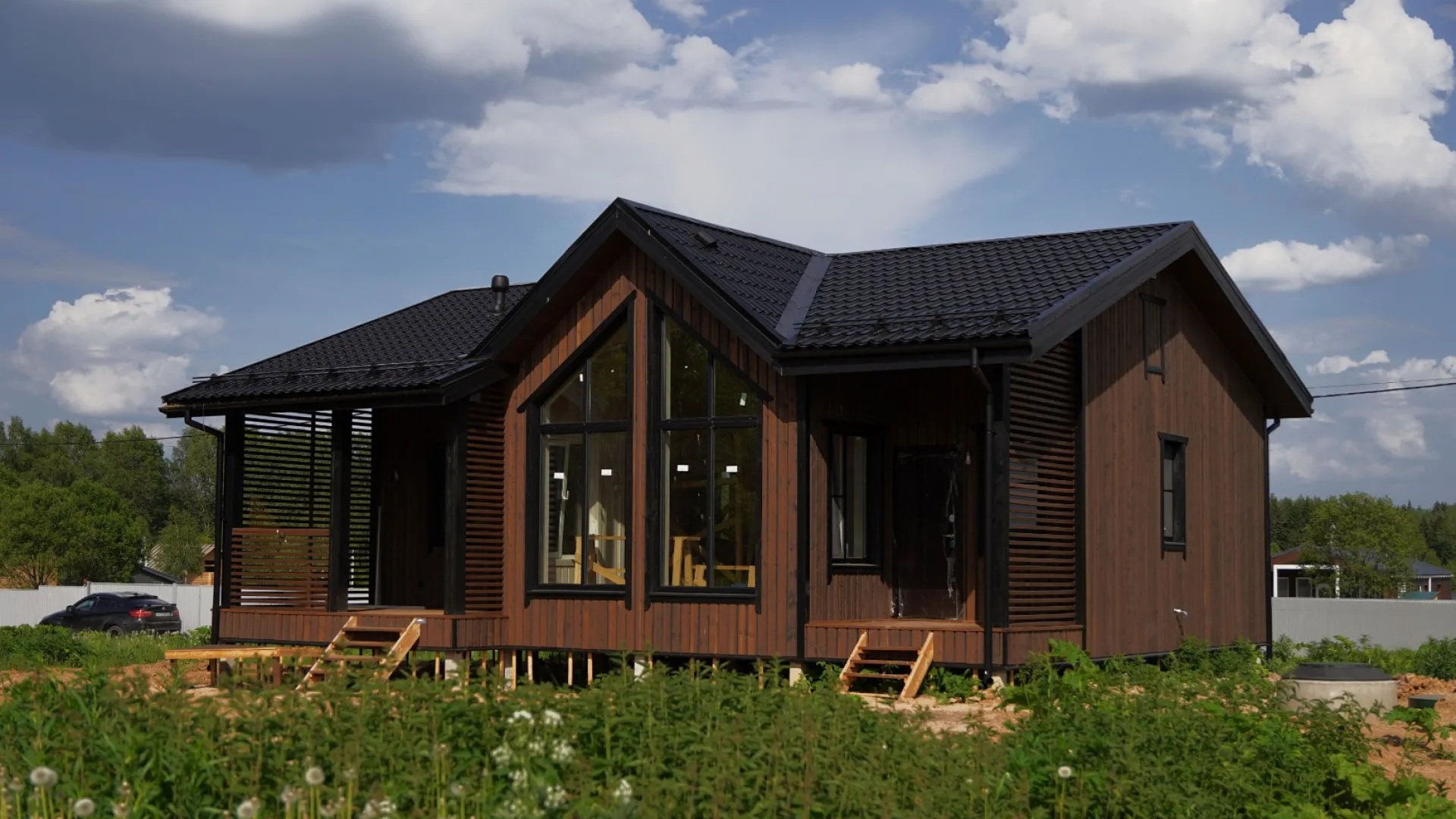 Дом с большими окнами