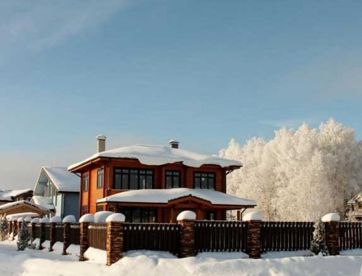 Пруд с камнями и скамейкой