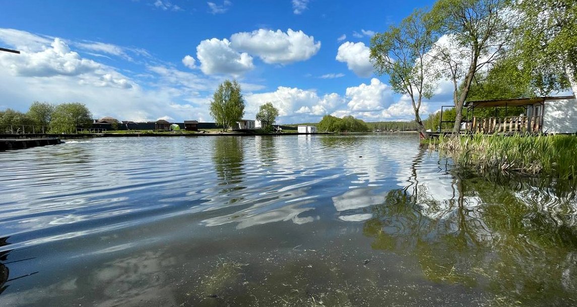 Водоем с деревянным настилом
