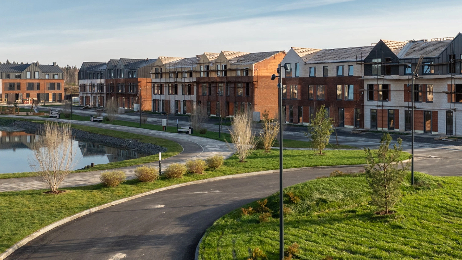 Улица с прудом и таунхаусами