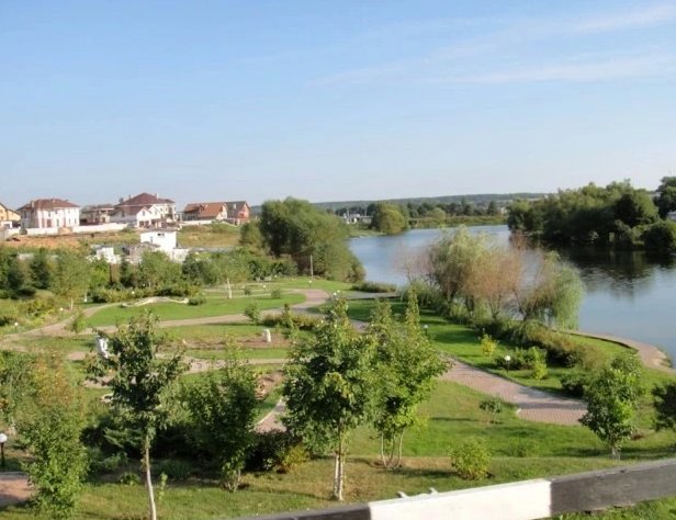 Дорожка в парке вдоль канала
