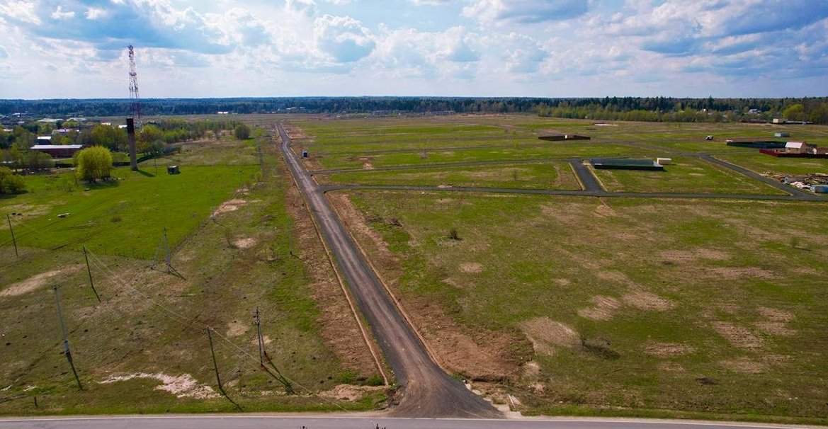Дорога к поселку среди полей