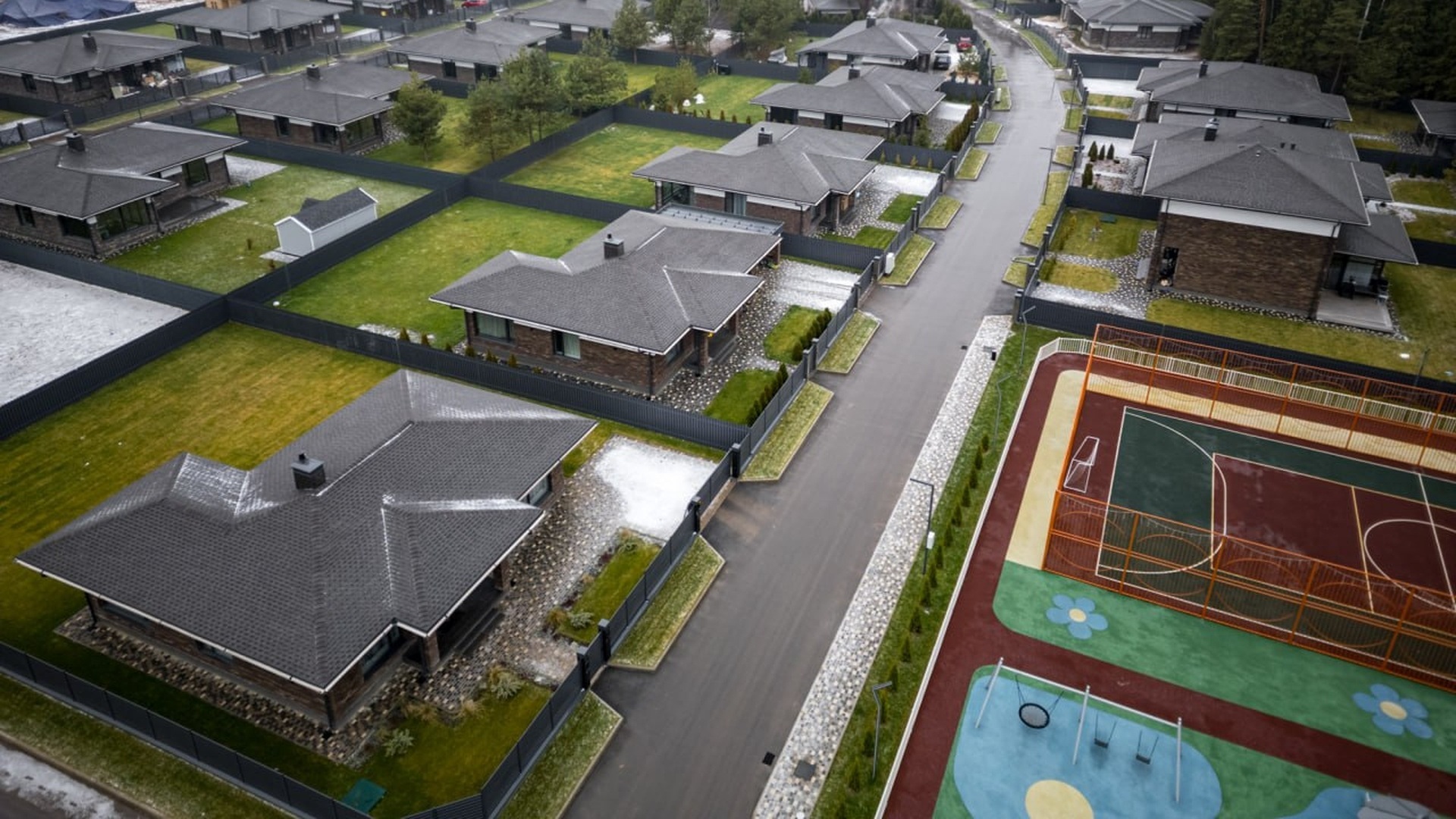 Дома у дороги