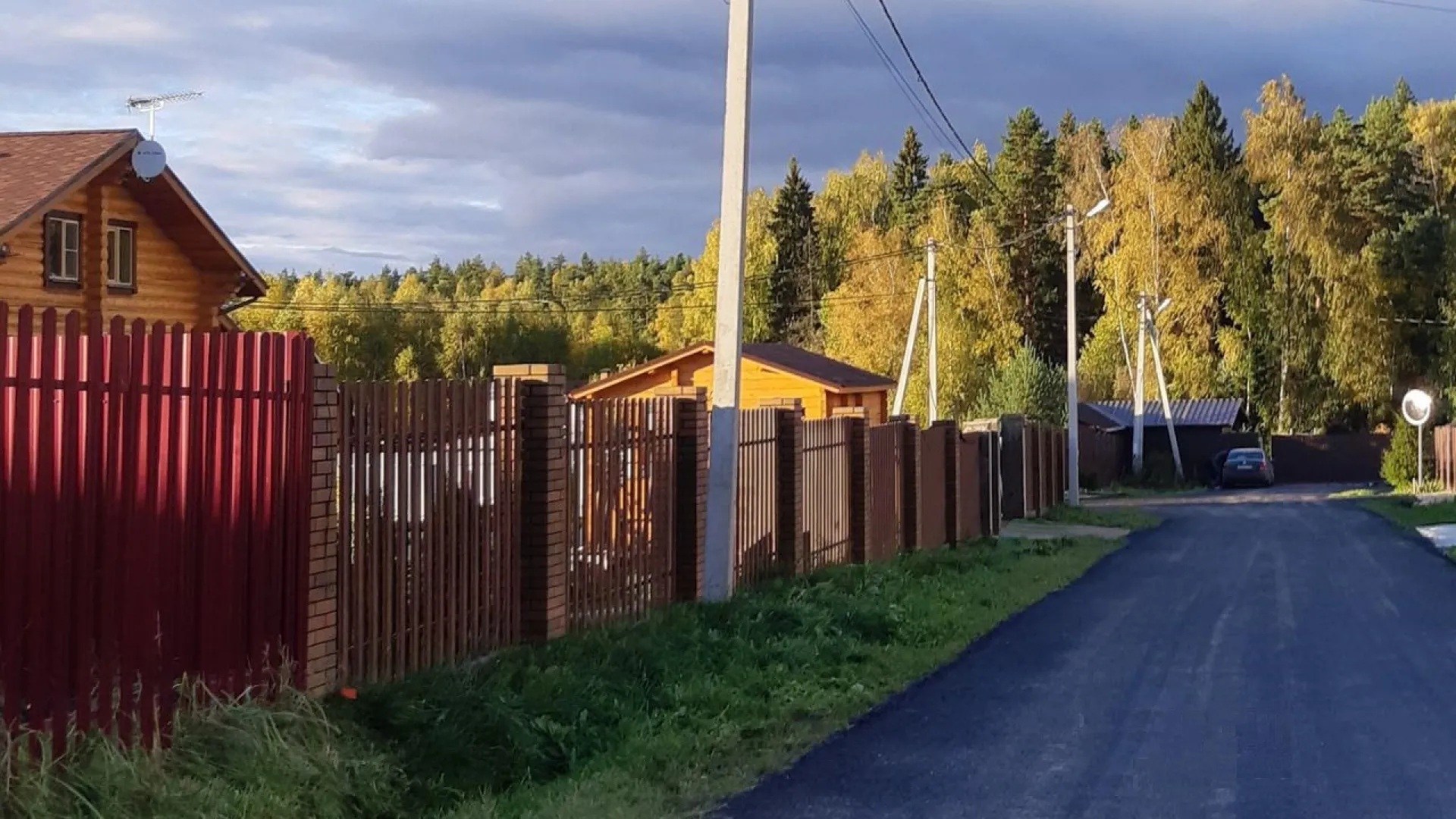 Поселочная дорога с участками
