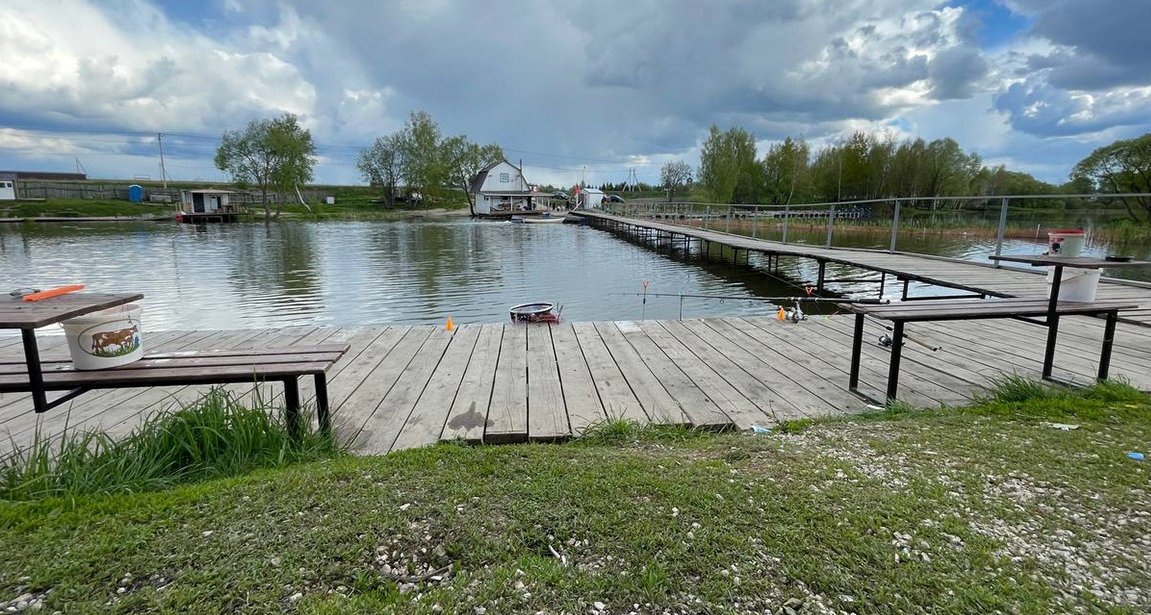 Деревянный причал на воде