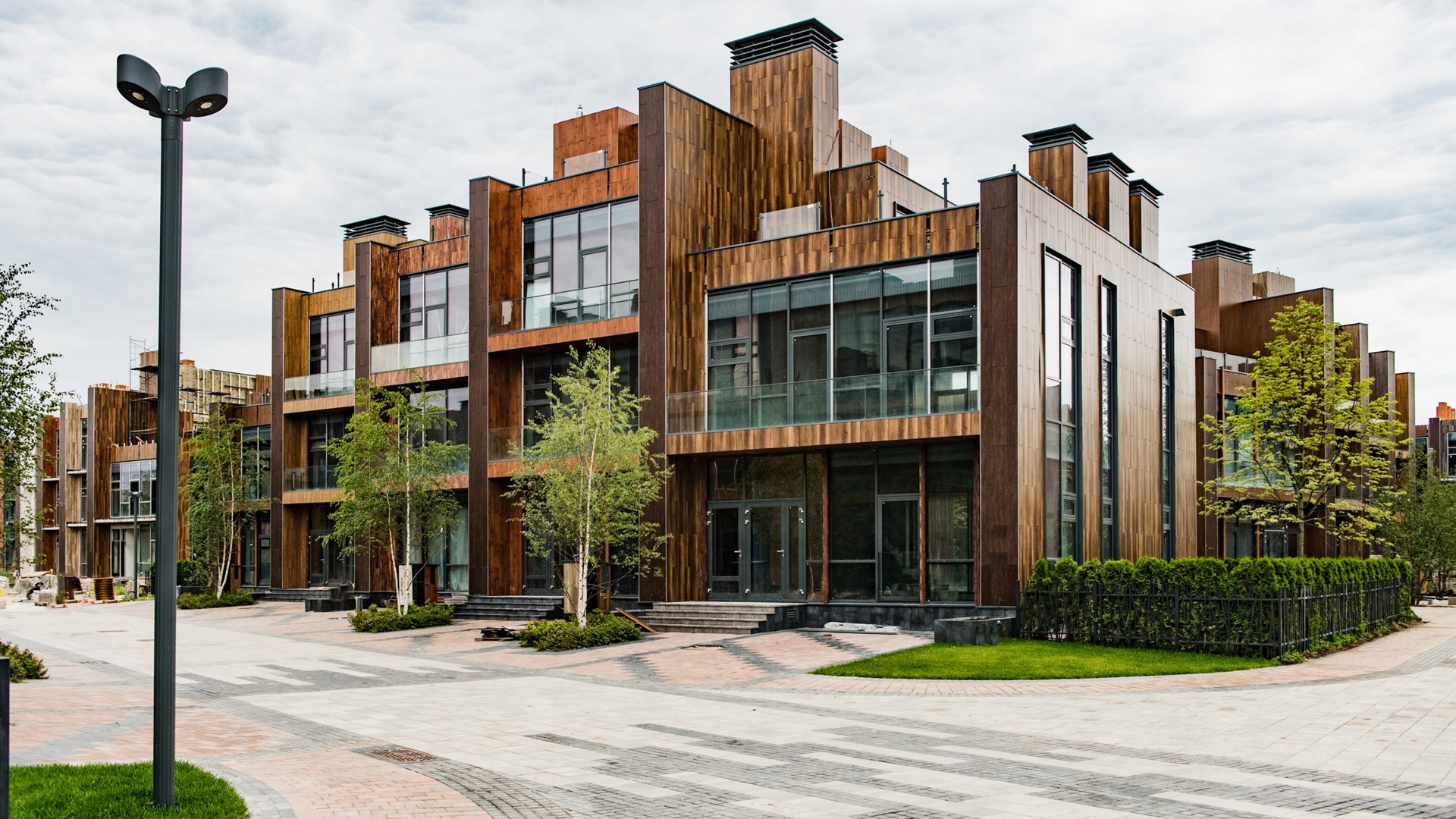 Улица в поселке с таунхаусами