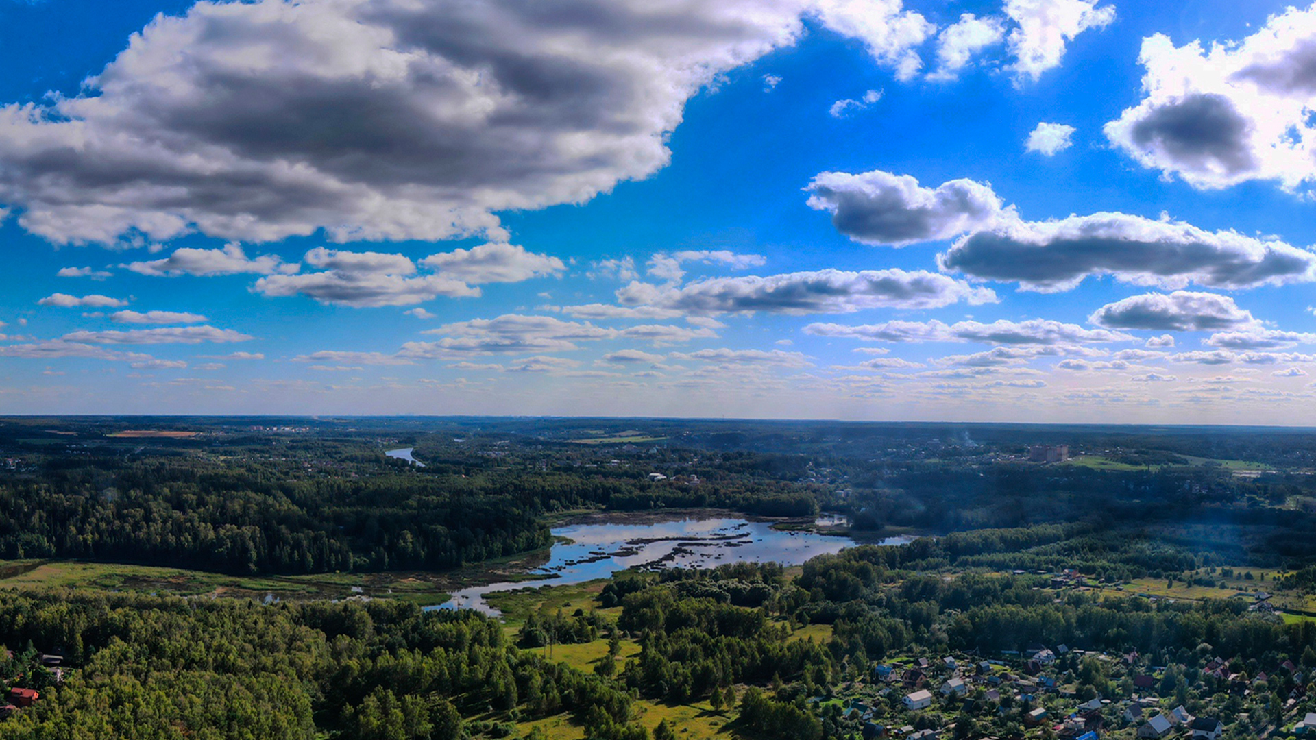Деревня среди лесов и полей