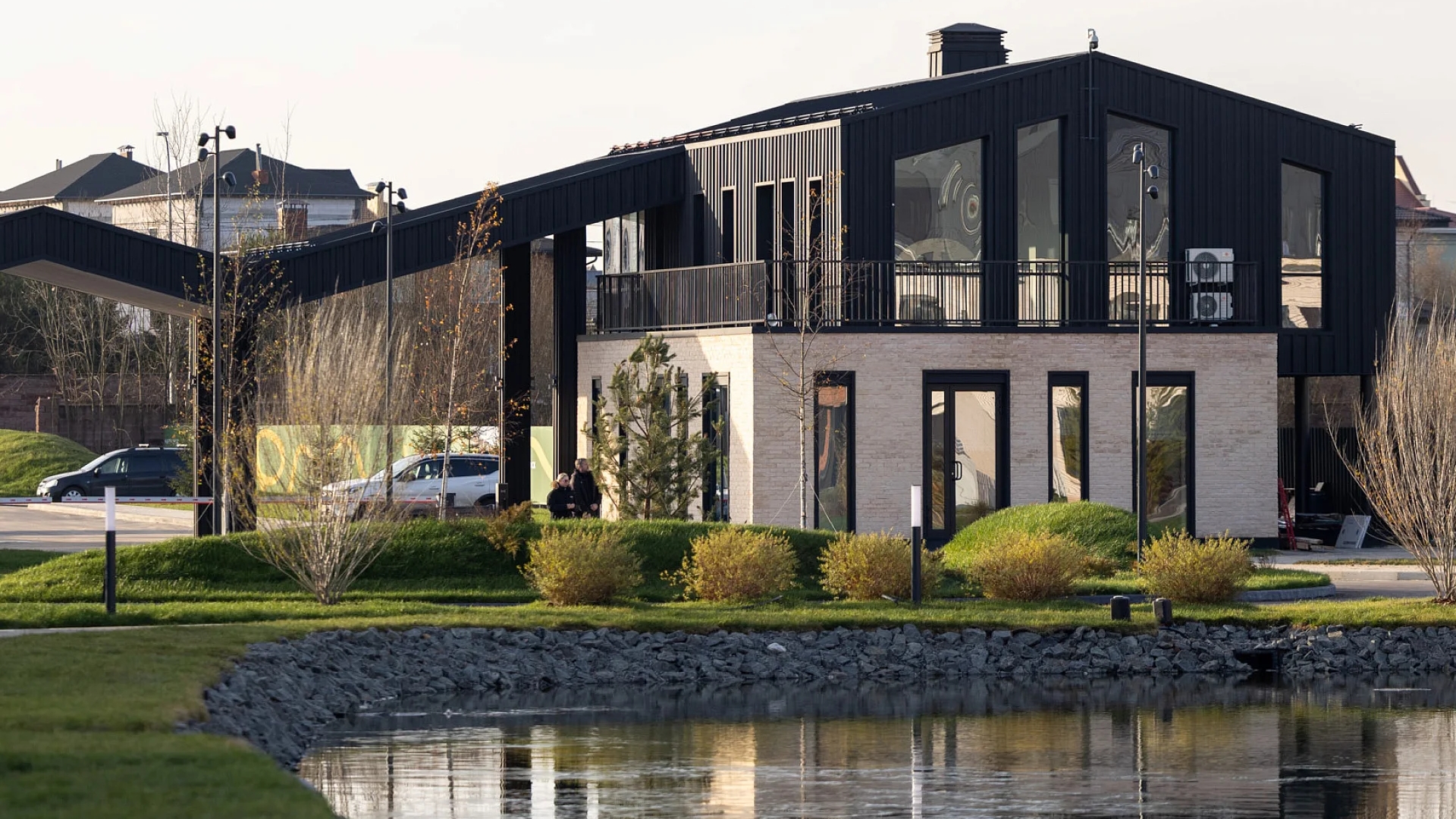 Дом в поселке у пруда