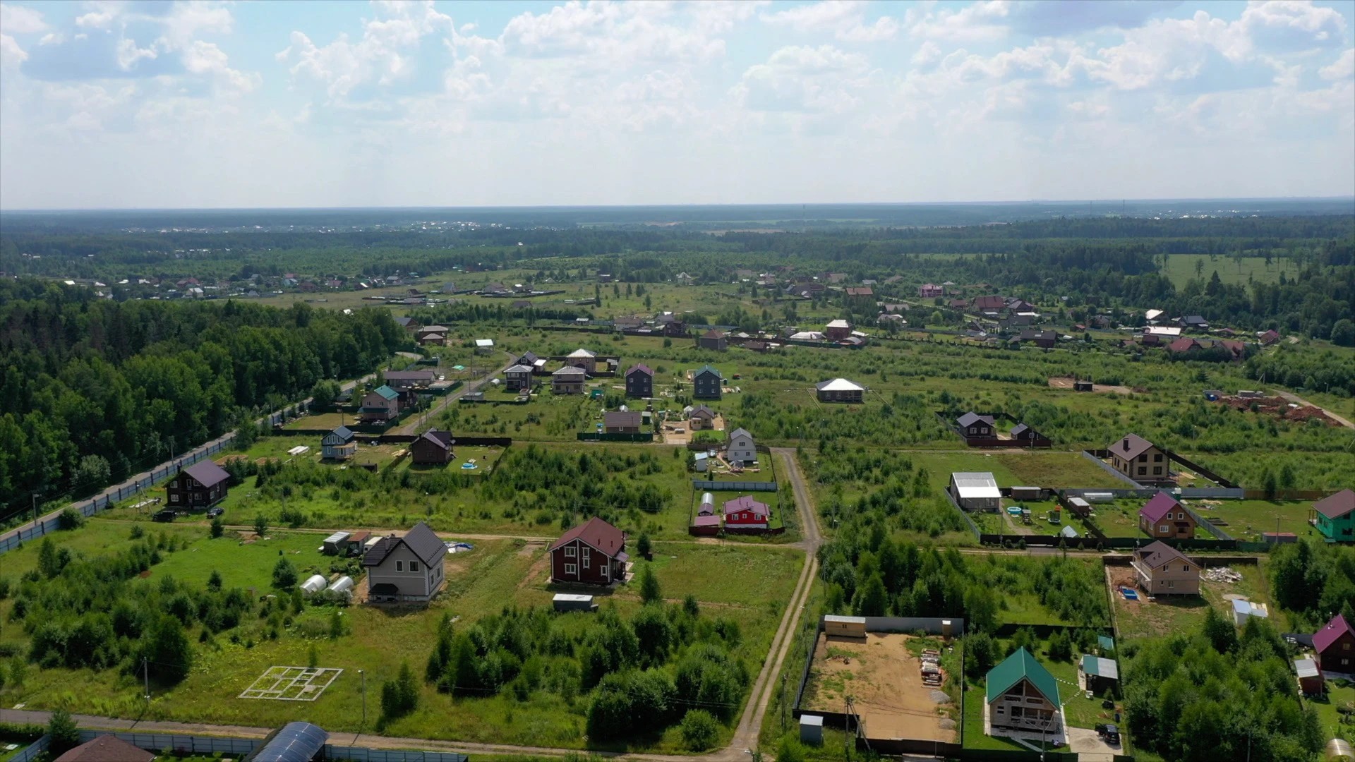 Коттеджный поселок летом улицы, дома