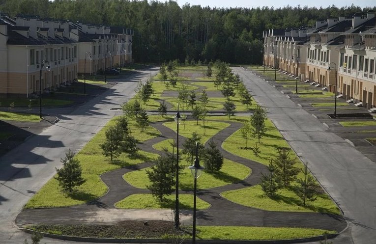 Благоустроенная аллея в центре поселка