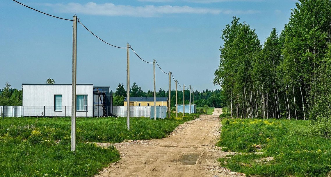 Грунтовая дорога с опорами электролинии