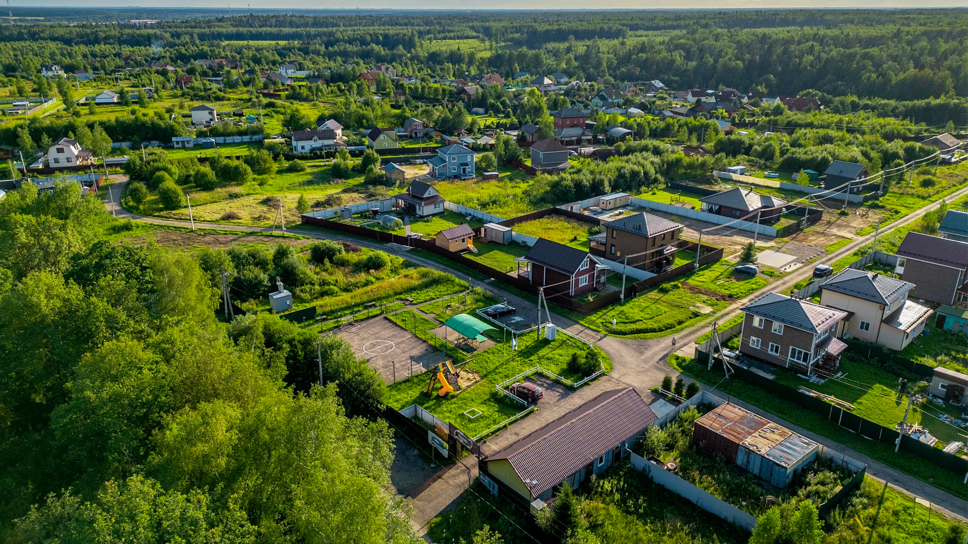 Коттеджный поселок летом улицы, дома