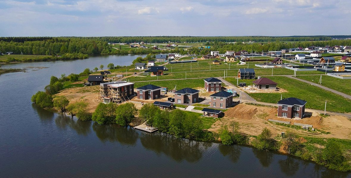 поселок на полуострове у воды