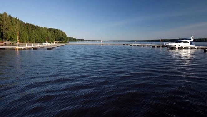 Причал с яхтой на водохранилище