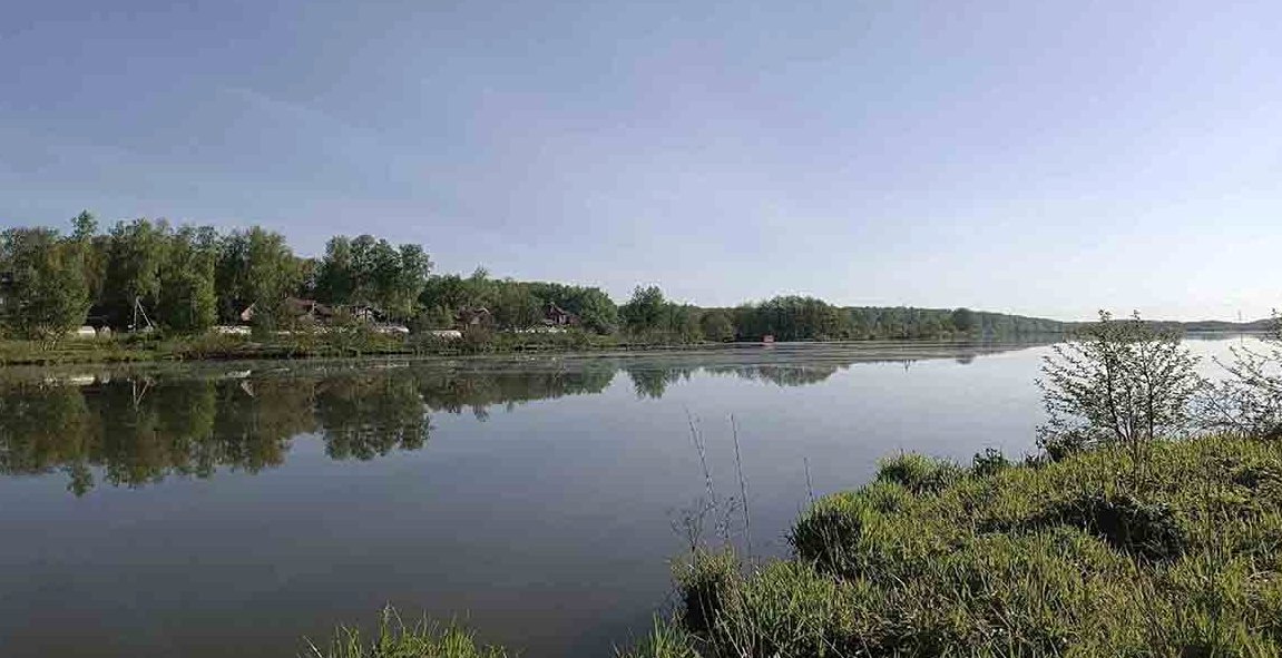 Деревянный причал над водоемом