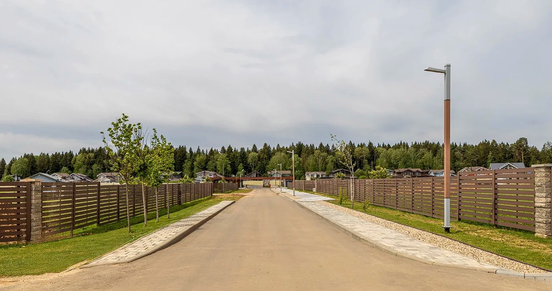 Асфальтированная дорога в поселке