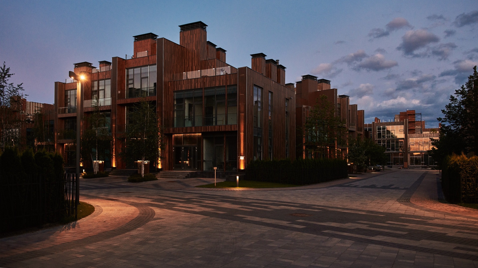 Освещенная улица в поселке вечером