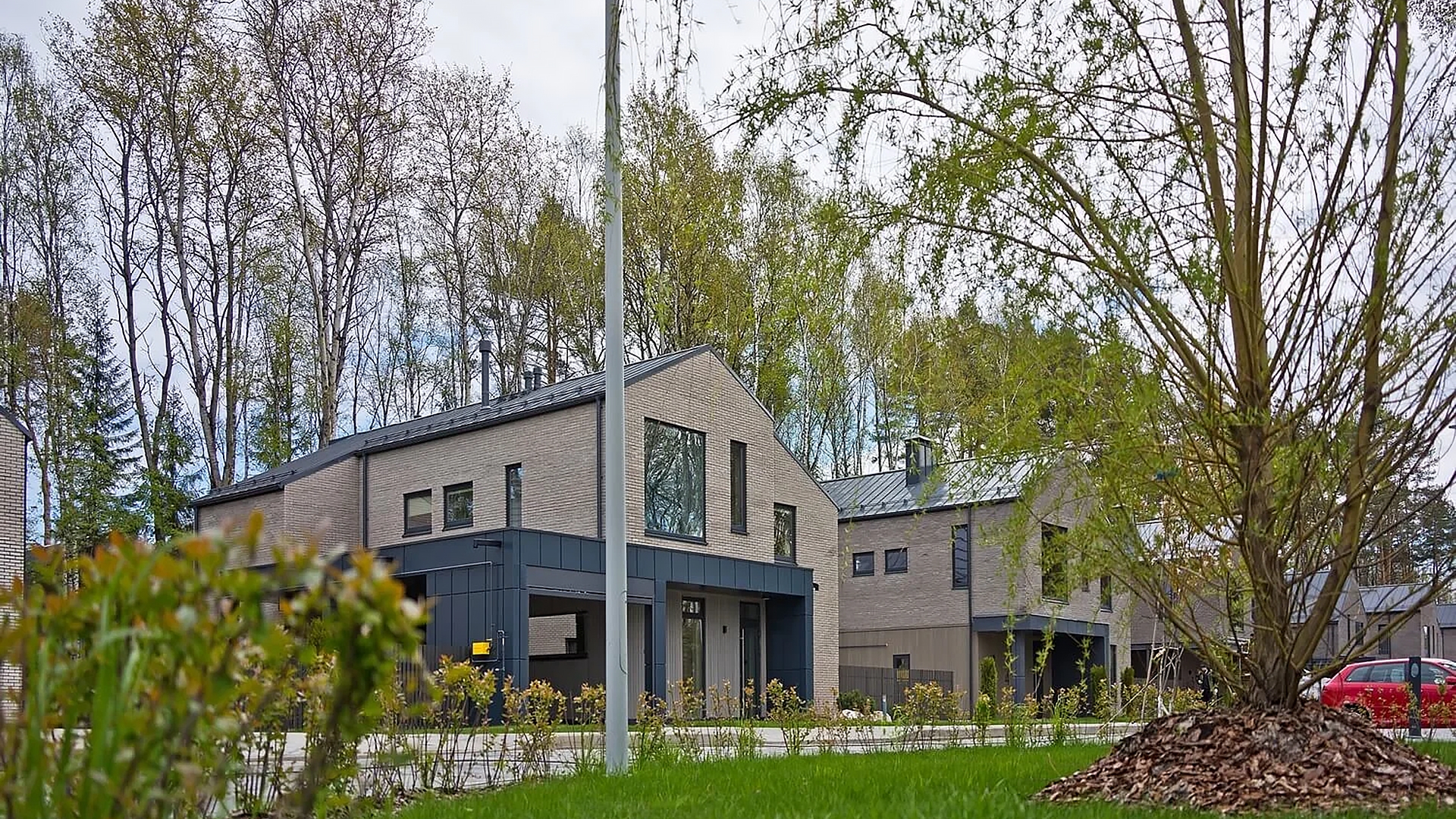 Дома среди деревьев