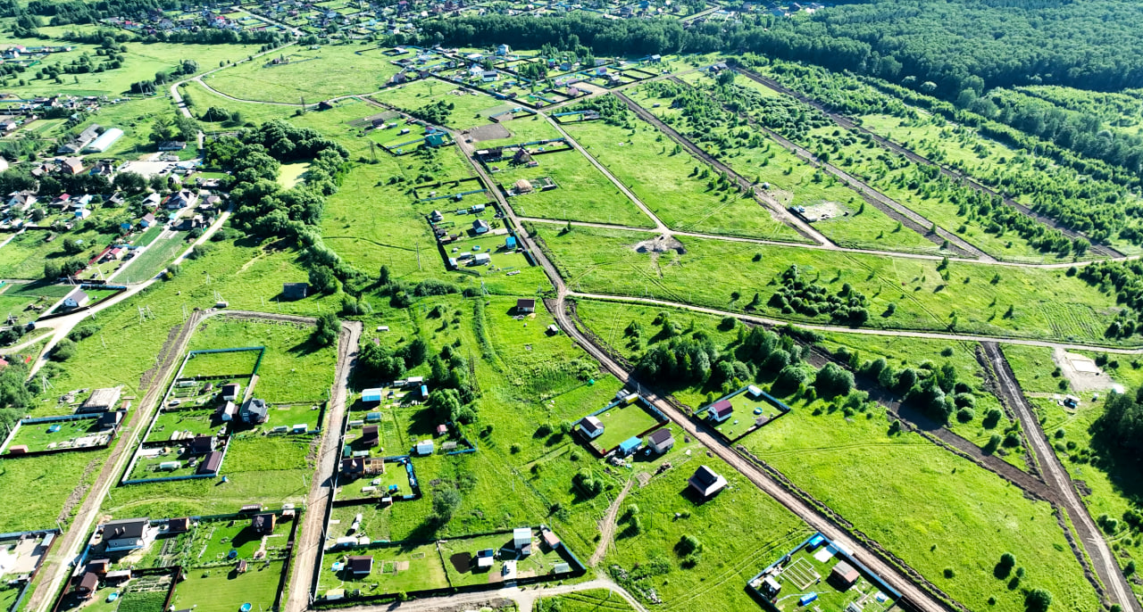 Улицы с дорогами в коттеджном поселке с домами у леса