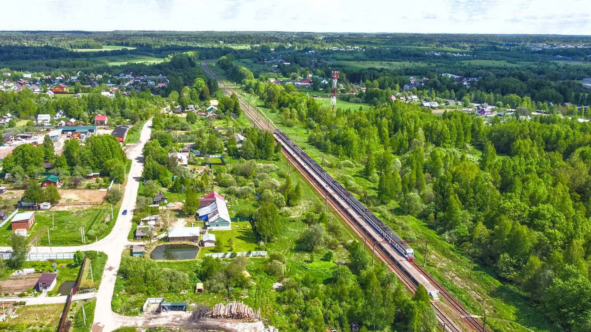 Вид сверху на поселок и железную дорогу