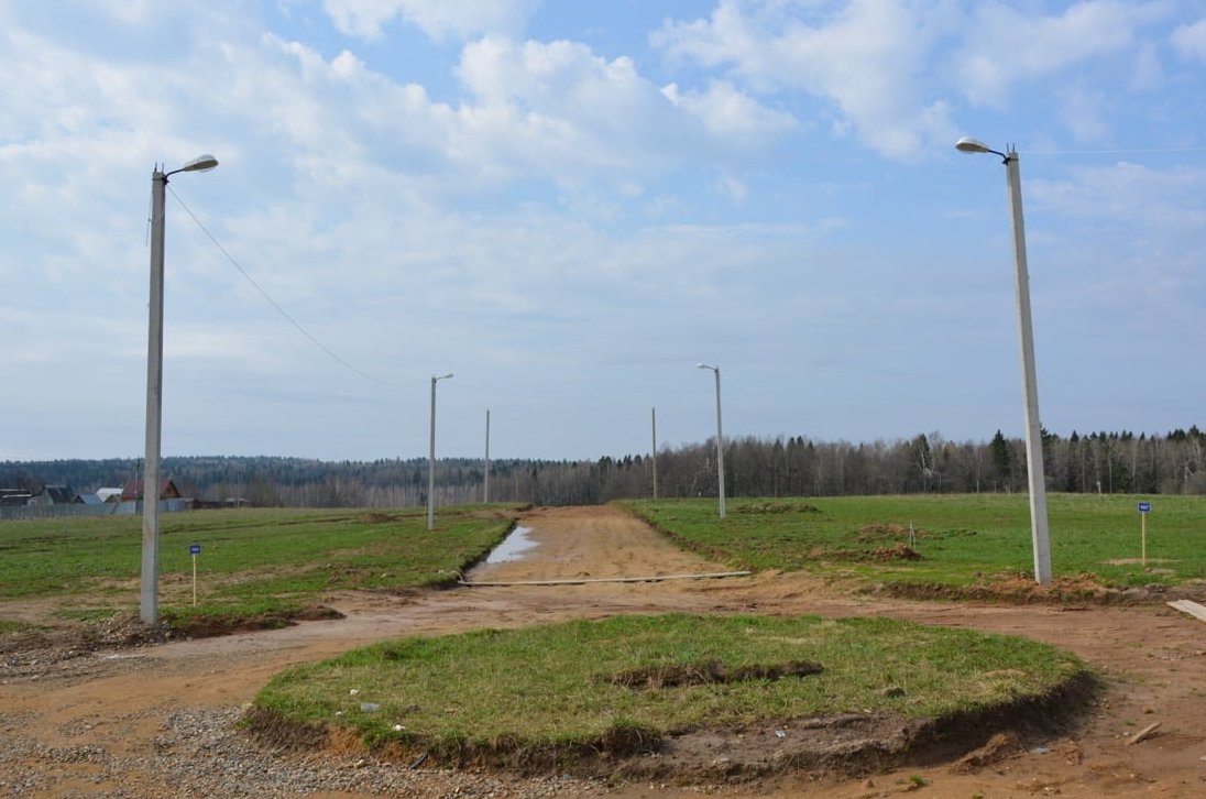 Дорога с фонарями к участкам