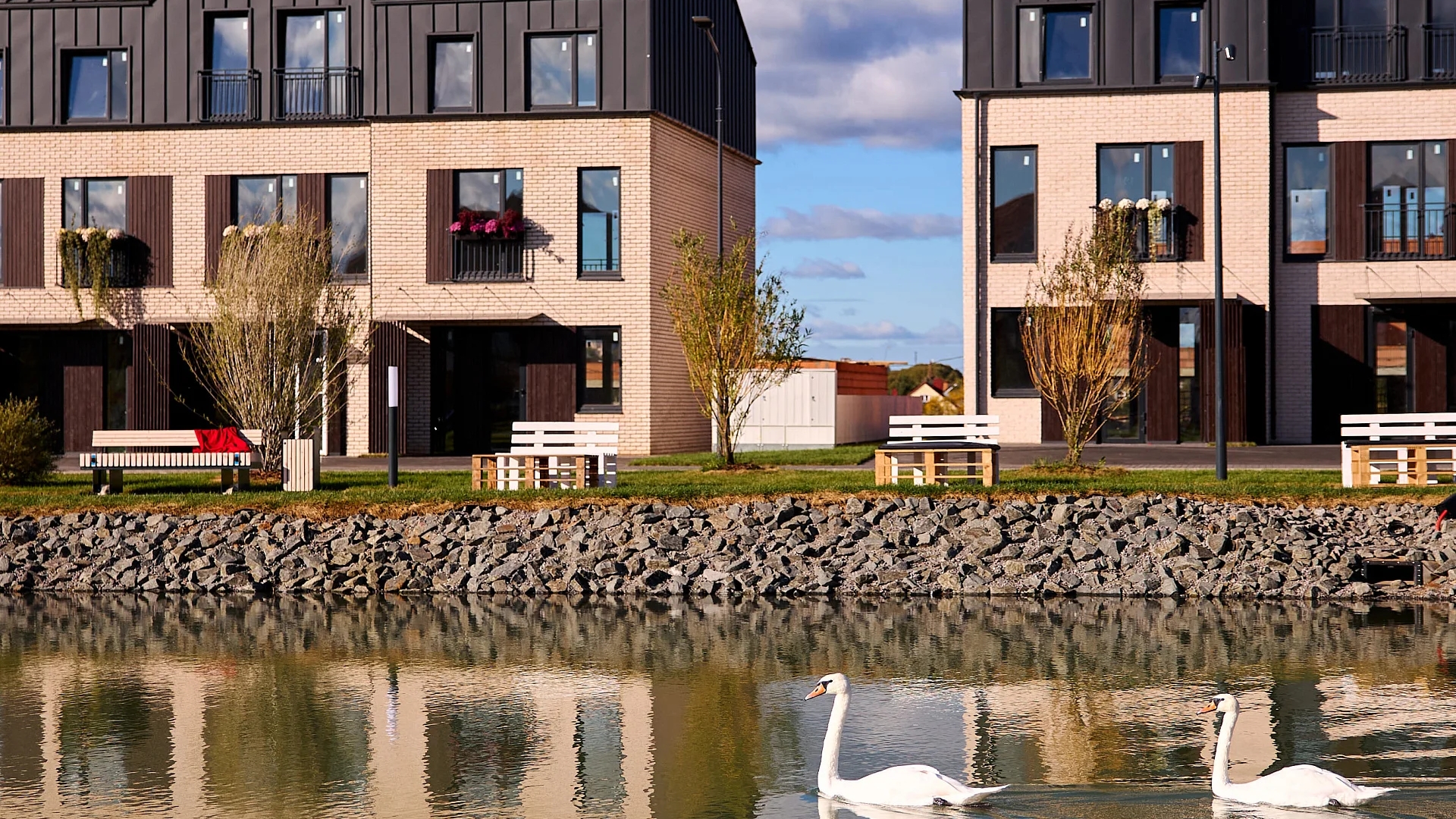 Вид на пруд, набережную и дома