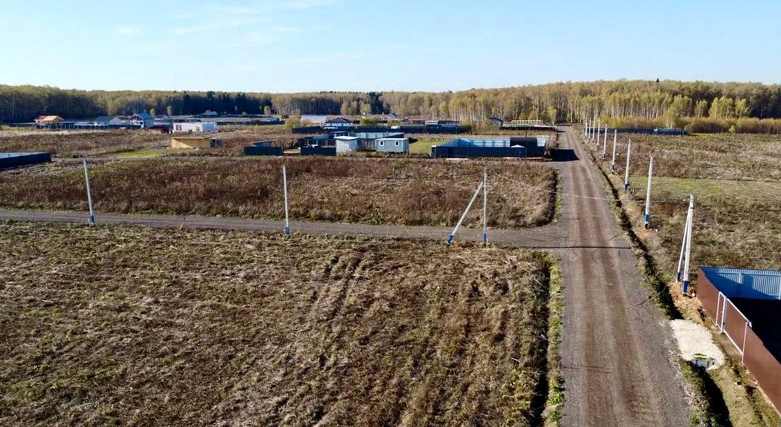 Дорога и линия электропередач в поле