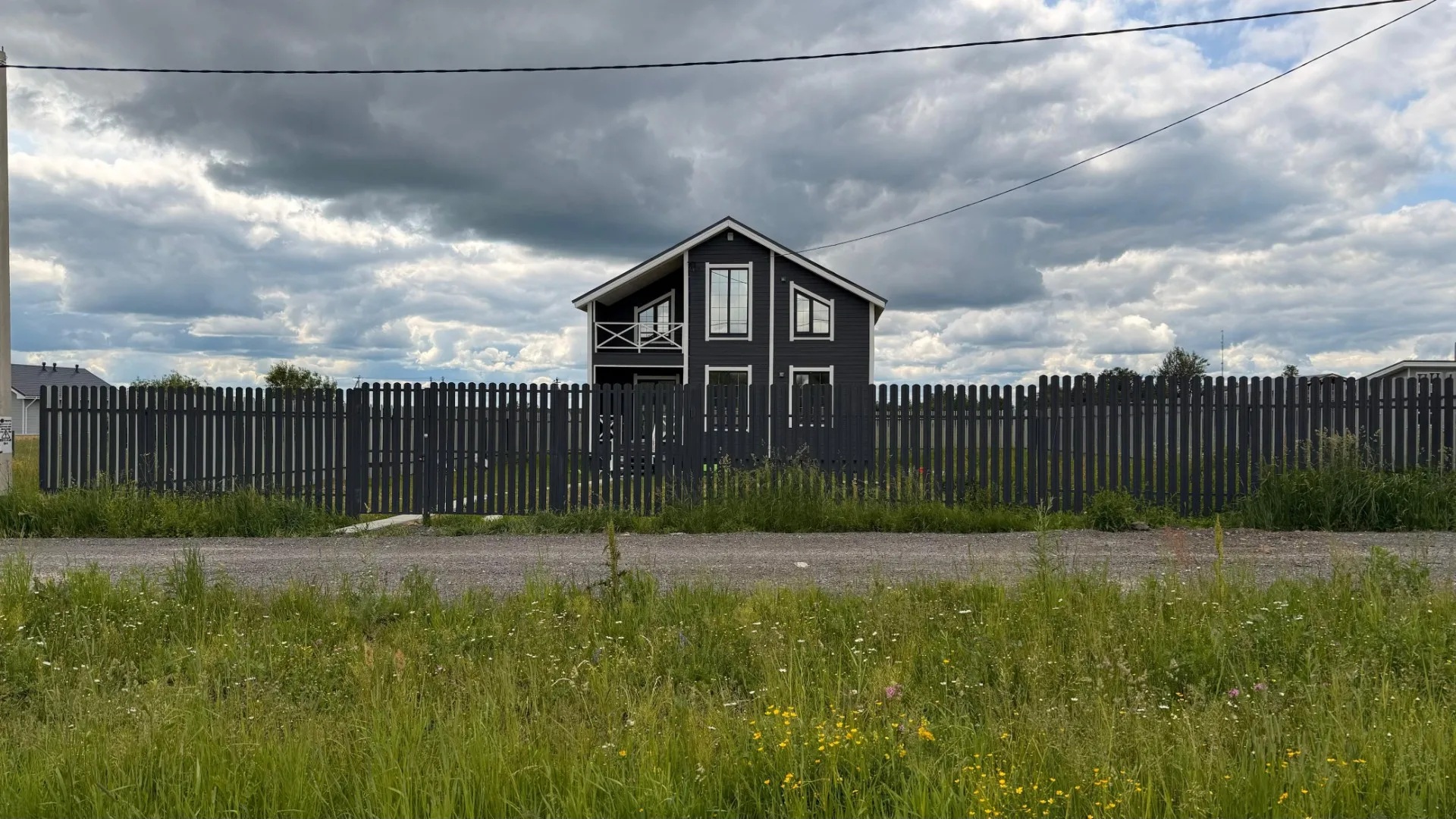 Дом с забором