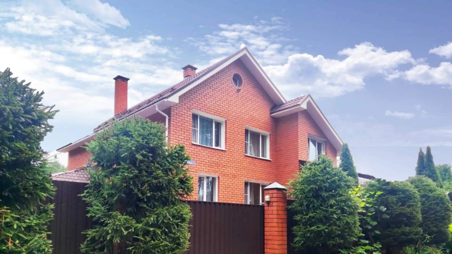 2-этажный дом с забором