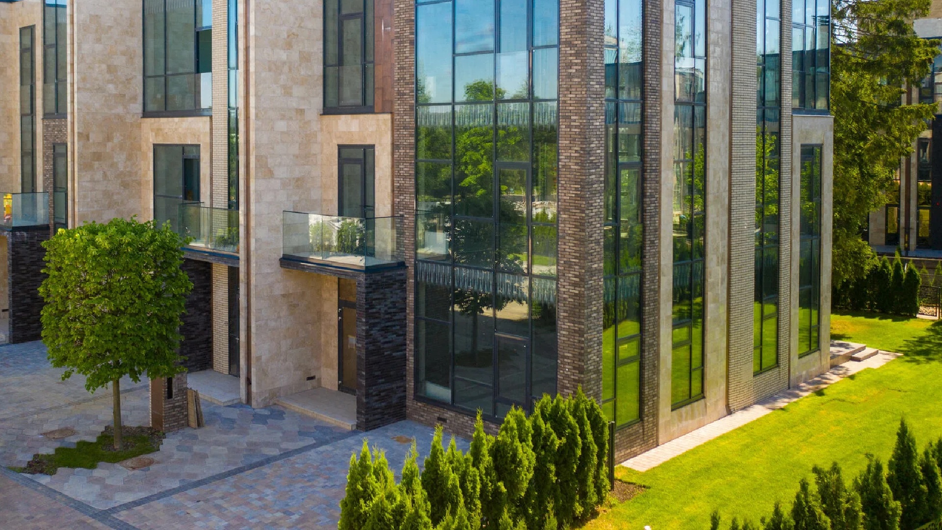 Фасад таунхауса в коттеджном поселке