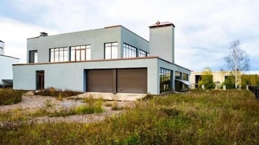 Дом с гаражом в поселке