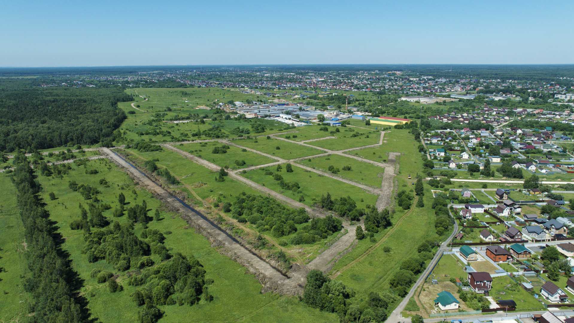 Участки с грунтовыми дорогами в поселке