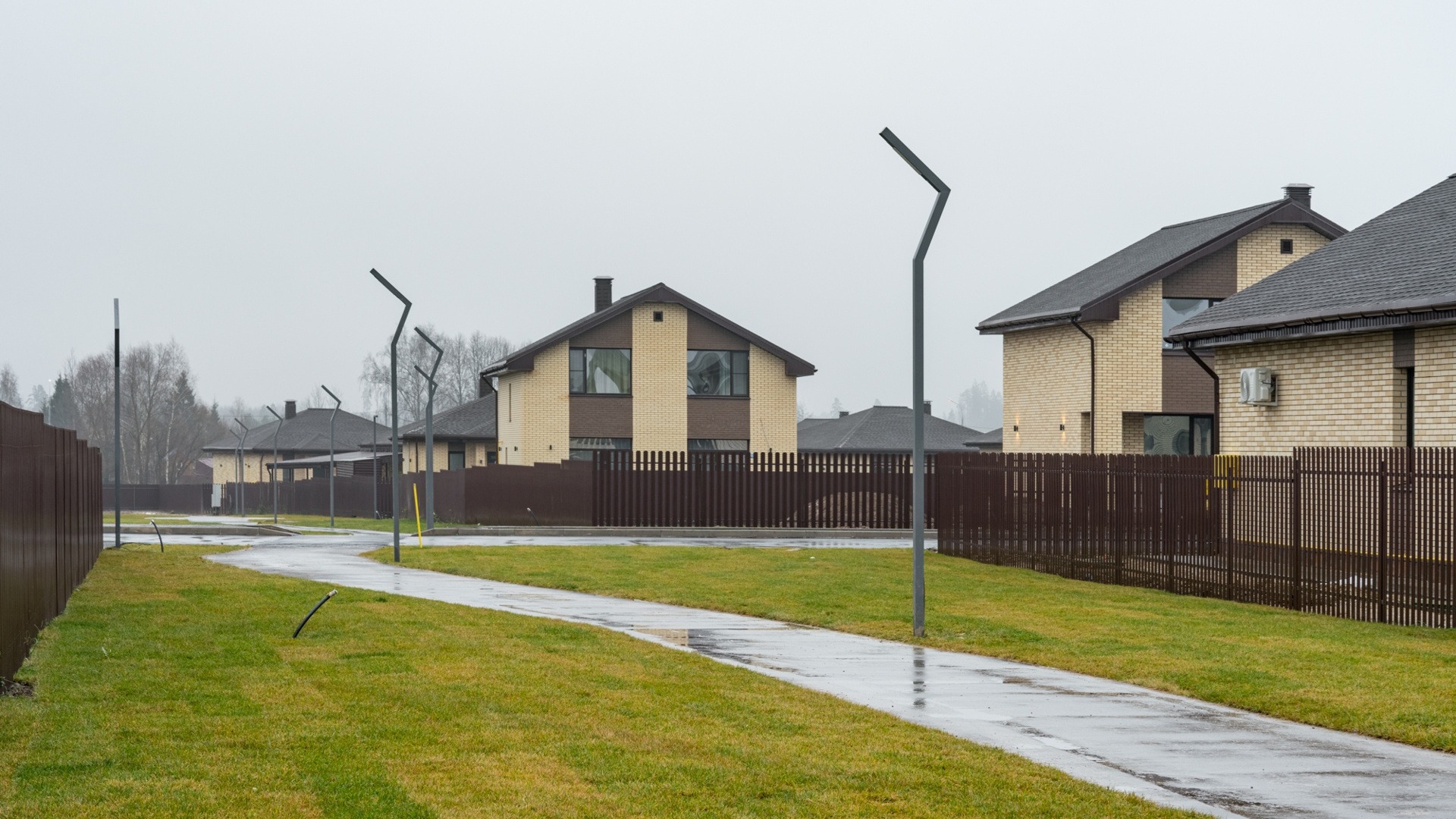 Дома у дороги