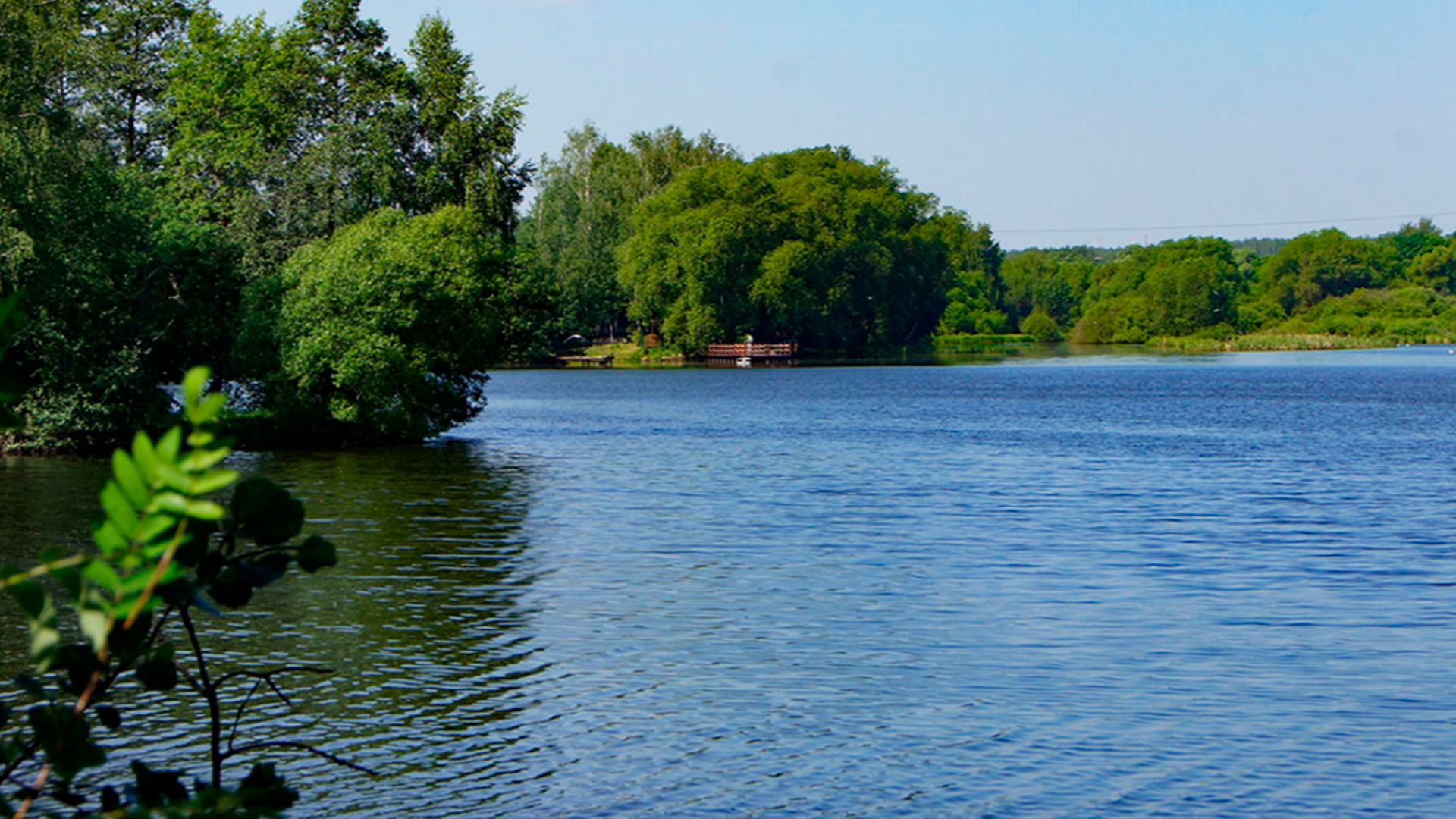 Озеро у поселка