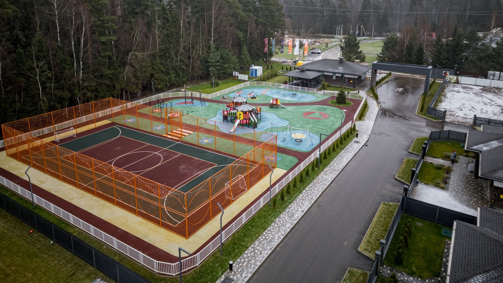 Спортивная и детская площадки